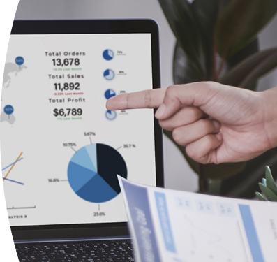 Computador mostrando gráficas de informes financieros y una mano señalando la pantalla