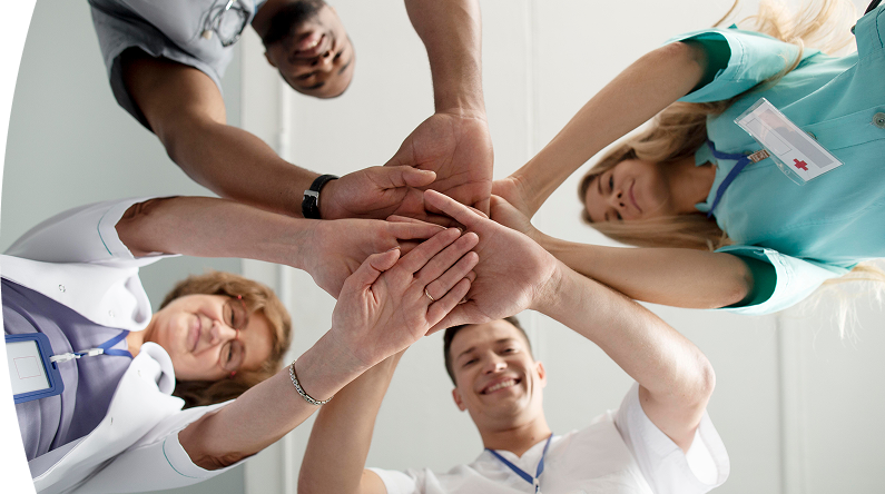 Grupo de doctores celebrando y sonriendo