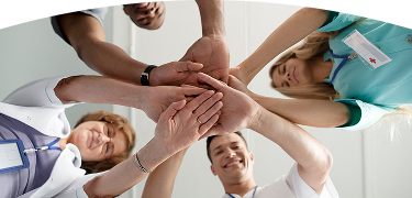 Grupo de doctores celebrando y sonriendo