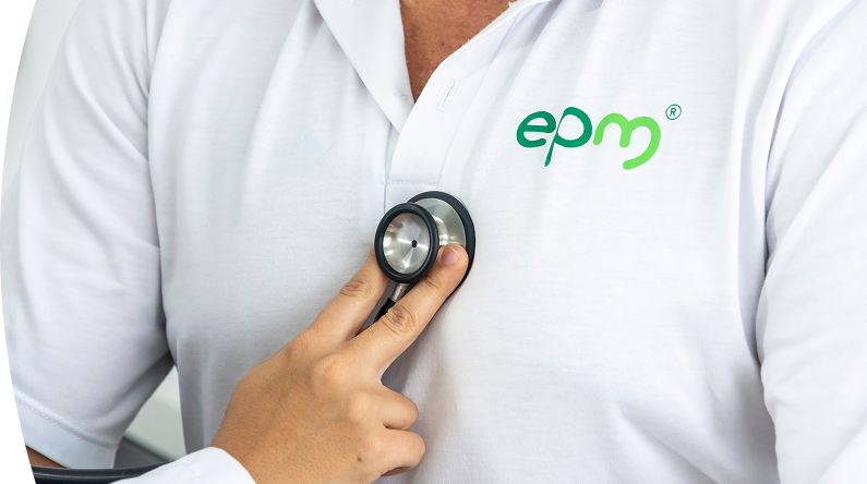 Persona con camiseta blanca de EPM siendo examinada con un estetoscopio en el pecho