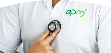 Persona con camiseta blanca de EPM siendo examinada con un estetoscopio en el pecho