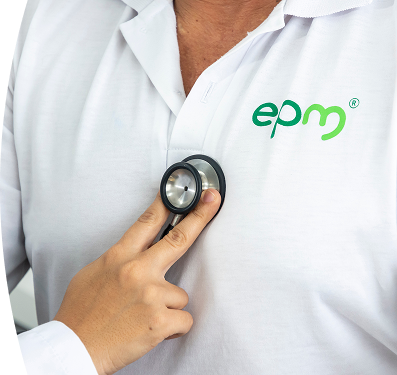 Persona con camiseta blanca de EPM siendo examinada con un estetoscopio en el pecho