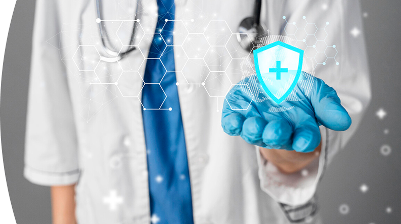 Médico con bata blanca, guantes azules y estetoscopio mostrando en su mano un ícono digital de escudo con cruz médica 