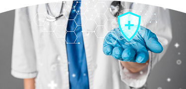 Médico con bata blanca, guantes azules y estetoscopio mostrando en su mano un ícono digital de escudo con cruz médica 