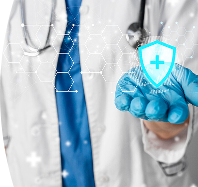 Médico con bata blanca, guantes azules y estetoscopio mostrando en su mano un ícono digital de escudo con cruz médica 