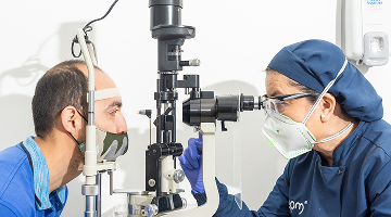 Oftalmólogarevisando a un paciente