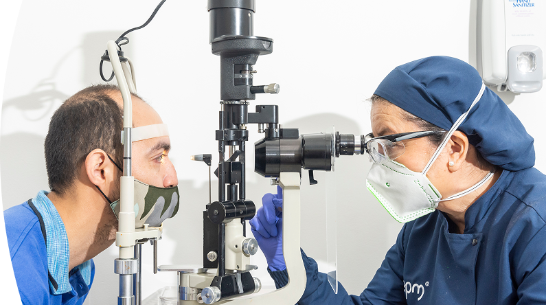 Oftalmóloga revisando un paciente