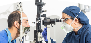 Oftalmóloga revisando un paciente