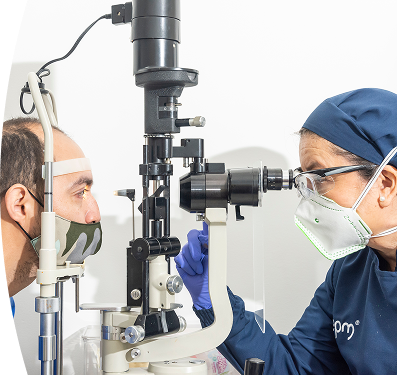 Oftalmóloga revisando un paciente