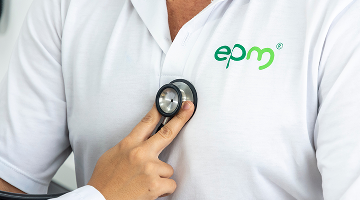 Persona siendo revisada con un caleidoscopio