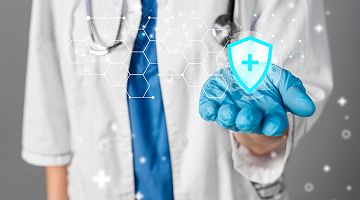 Doctor sosteniendo un holograma de un escudo con una cruz sobre su mano