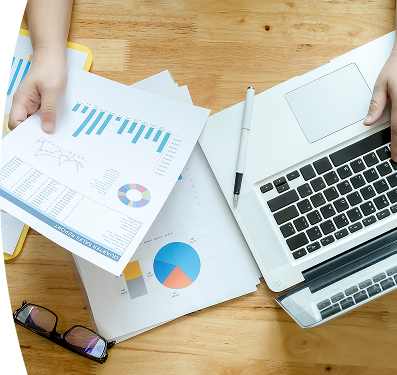 Manos de una persona en un escritorio lleno de papeles