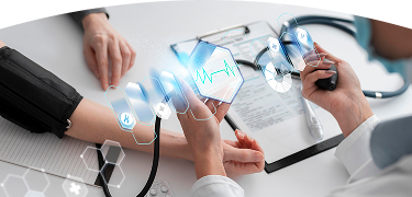 Doctor revisando un paciente