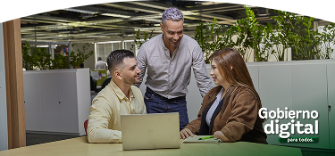 Personas reunidas en un espacio de trabajo colaborativo compartiendo ideas para impulsar soluciones e innovación abierta.