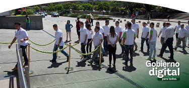 Grupo de ciudadanos participa en una actividad de seguimiento y control social en un espacio público de la ciudad