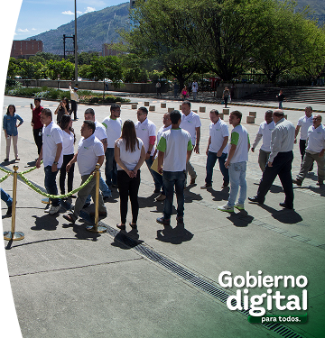 Grupo de ciudadanos participa en una actividad de seguimiento y control social en un espacio público de la ciudad