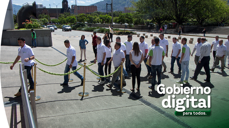 Grupo de ciudadanos participa en una actividad de seguimiento y control social en un espacio público de la ciudad