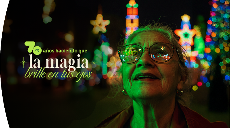 Mujer mayor mirando los alumbrados navideños con el texto: 70 años haciendo que la magia brille en tus ojos