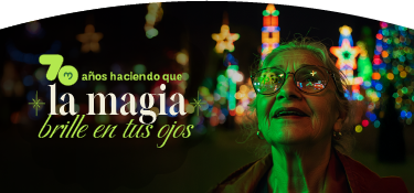 Mujer mayor mirando los alumbrados navideños con el texto: 70 años haciendo que la magia brille en tus ojos