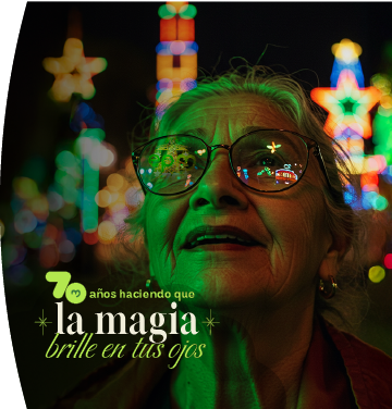 Mujer mayor mirando los alumbrados navideños con el texto: 70 años haciendo que la magia brille en tus ojos