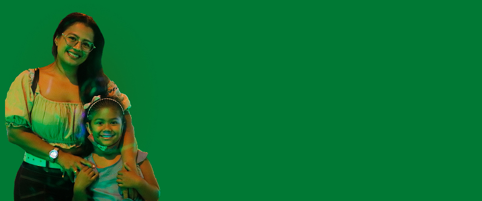 Mujer con gorro navideño sonríe