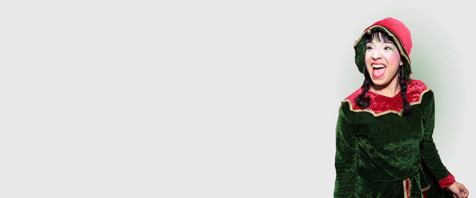 Mujer con gorro navideño sonríe