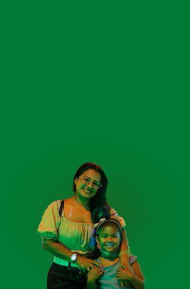 Mujer con gorro navideño sonríe