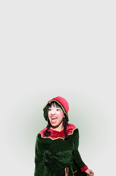 Mujer con gorro navideño sonríe