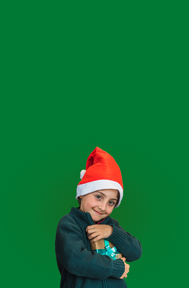 Mujer con gorro navideño sonríe