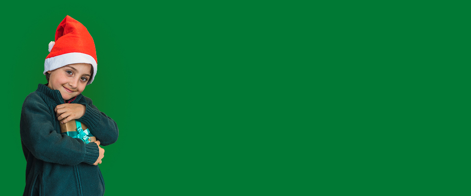 Mujer con gorro navideño sonríe