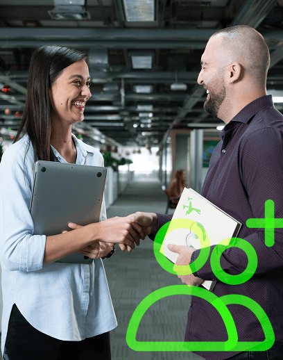 Dos personas saludándose con un apretón de manos en una oficina; incluye un ícono verde de usuarios.