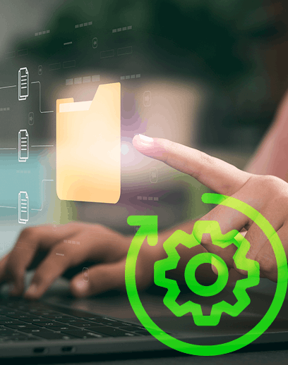 Mano interactuando con una carpeta digital sobre un portátil; incluye un ícono verde de un engranaje.