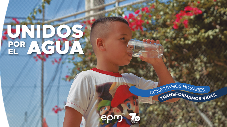 Niño con camiseta de Mario Bros toma agua en vaso de vidrio