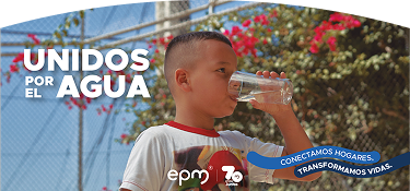  Niño con camiseta de Mario Bros toma agua en vaso de vidrio