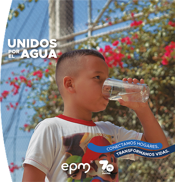  Niño con camiseta de Mario Bros toma agua en vaso de vidrio