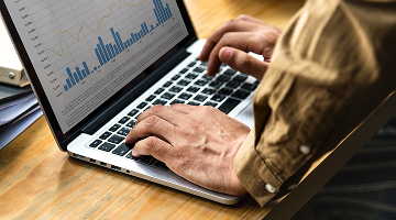 Información Financiera de UNE. Imagen de persona escribiendo en el teclado del computador