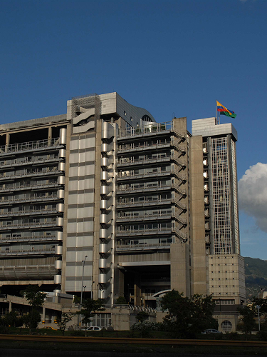 Información corporativa. Imagen de edificio de EPM con bandera ondeando en la parte superior, cielo azul con algunas nubes.