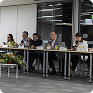 Fotografía de miembros de epm, UNE e Invertelco reunidas debatiendo