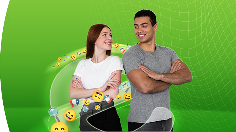 Imagen de mujer y hombre sonriendo y mirándose, ambos con los brazos cruzados, sobre un fondo verde con elementos gráficos y emojis que representan comunicación digital y conexión.