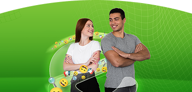 Imagen de mujer y hombre sonriendo y mirándose, ambos con los brazos cruzados, sobre un fondo verde con elementos gráficos y emojis que representan comunicación digital y conexión.