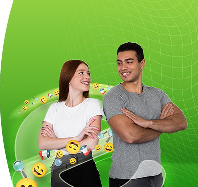 Imagen de mujer y hombre sonriendo y mirándose, ambos con los brazos cruzados, sobre un fondo verde con elementos gráficos y emojis que representan comunicación digital y conexión.