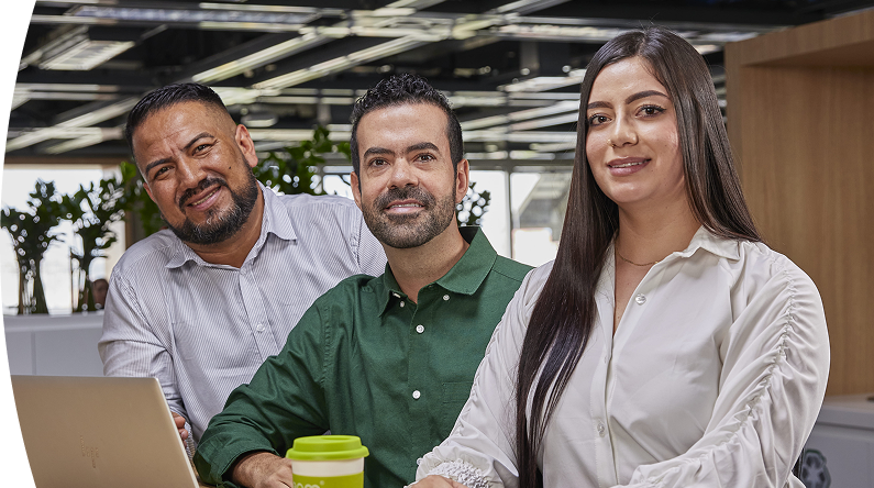 Trabajadores de EPM en una oficina moderna