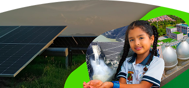 Niña sonriente con trenzas sostiene agua en sus manos frente a un fondo que muestra paneles solares, una represa y una planta de tratamiento