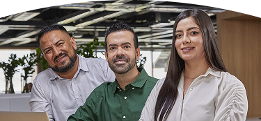 Trabajadores de EPM en una oficina moderna