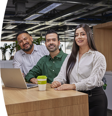 Trabajadores de EPM en una oficina moderna