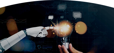 Mano robótica tocando una bombilla encendida sostenida por una mano humana