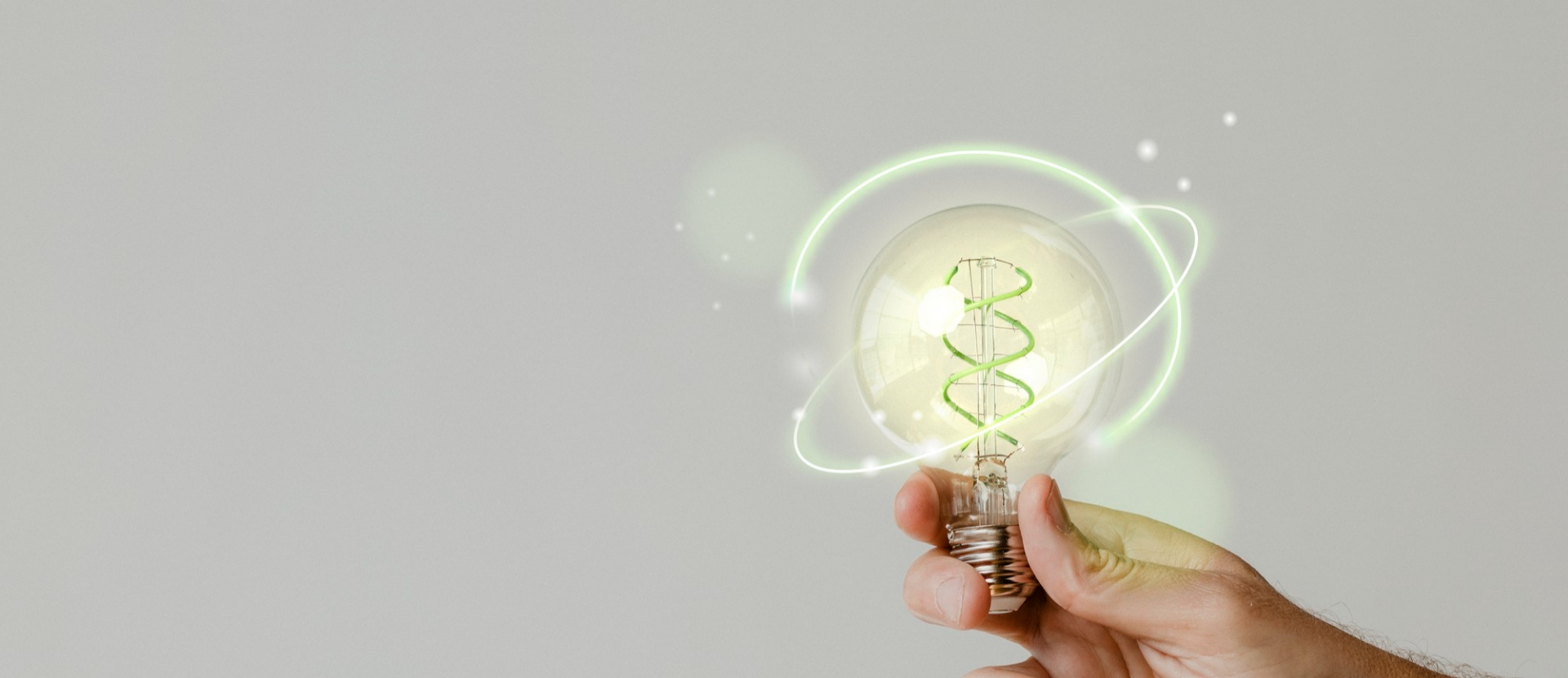  Banner titulado 'La innovación en EPM', con una mano sosteniendo una bombilla incandescente que brilla