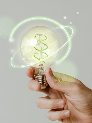  Banner titulado 'La innovación en EPM', con una mano sosteniendo una bombilla incandescente que brilla