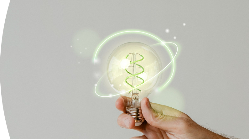 Banner ''La innovación en EPM'' mano sosteniendo bombilla con filamento en forma de ADN y efectos de luz verde