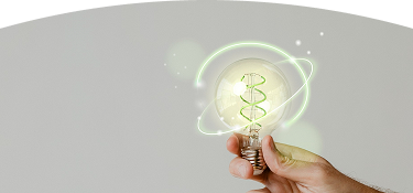 Banner ''La innovación en EPM'' mano sosteniendo bombilla con filamento en forma de ADN y efectos de luz verde